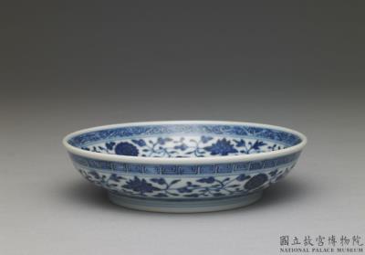 图片[2]-Dish with Indian lotus scrolls in underglaze blue, Qing dynasty, Qianlong reign (1736-1795)-China Archive